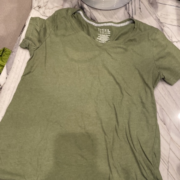 T-shirt’s size small good condition. Time and tru brand - Picture 2 of 5